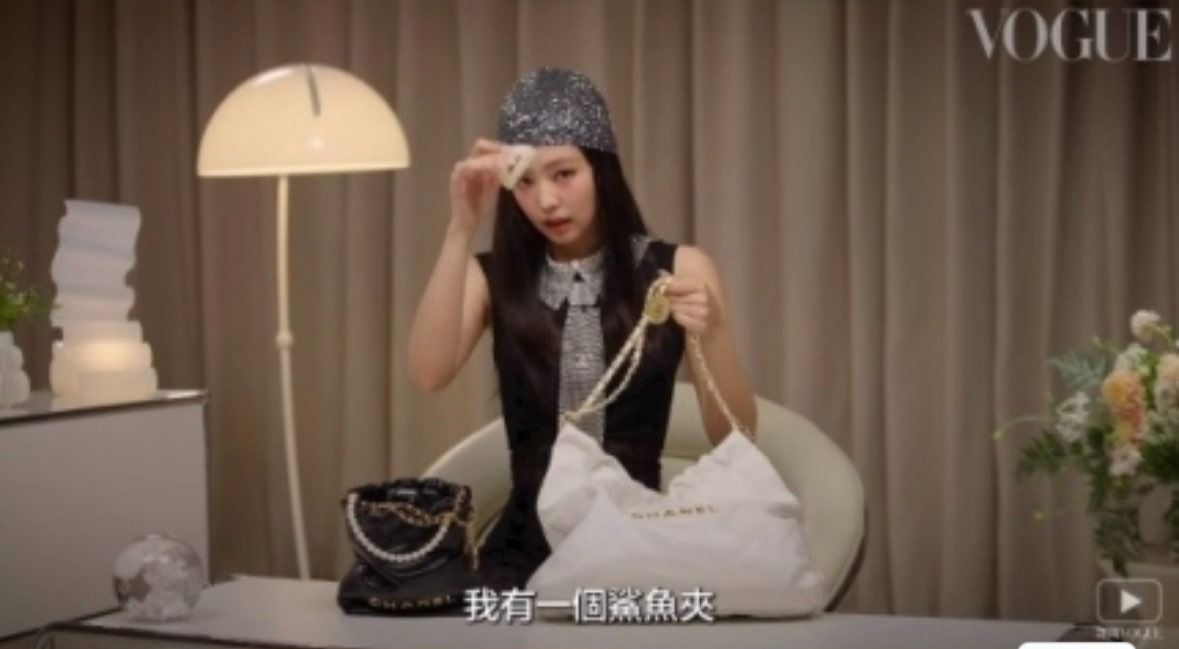 BLACKPINK's Jennie reveals the contents of her bag!