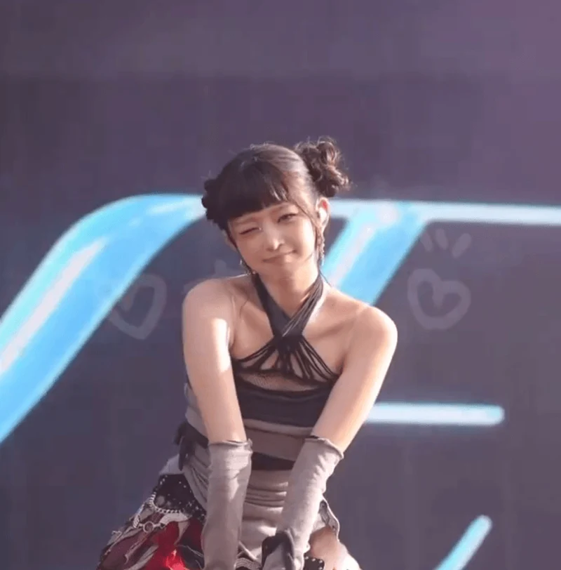 韓娛熱議-做了跟Kpop獵魔女團 Zoey一樣髮型的IVE Rei