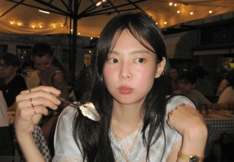 韓娛熱議-Jennie 剪了瀏海後變得超級清純
