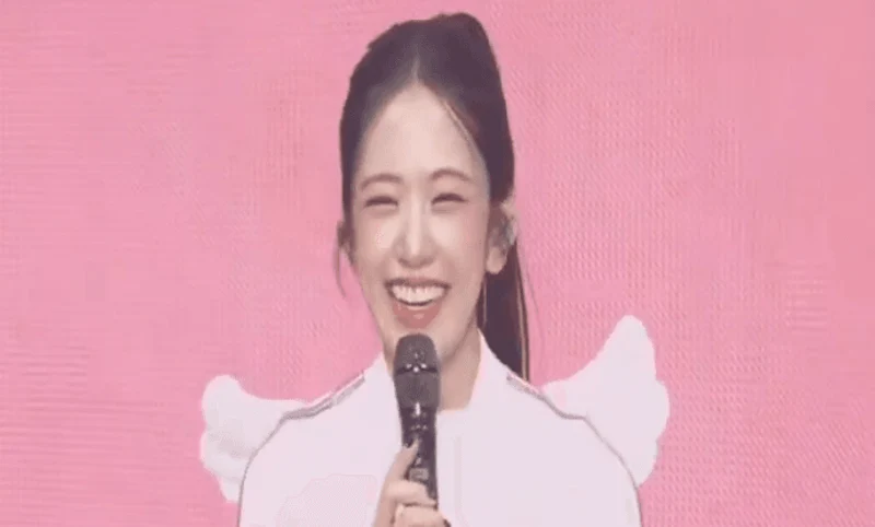 韓娛熱議-IVE 演唱會中被小粉絲們的回答融化的安兪真