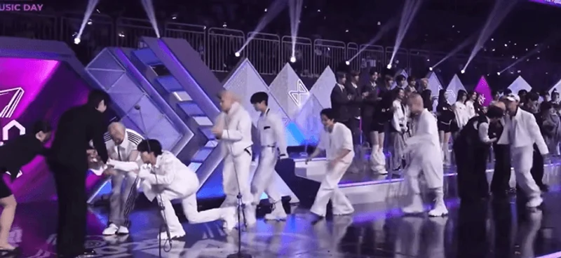 韓娛熱議-因為邊佑錫，無法直起腰來領獎的Stray Kids