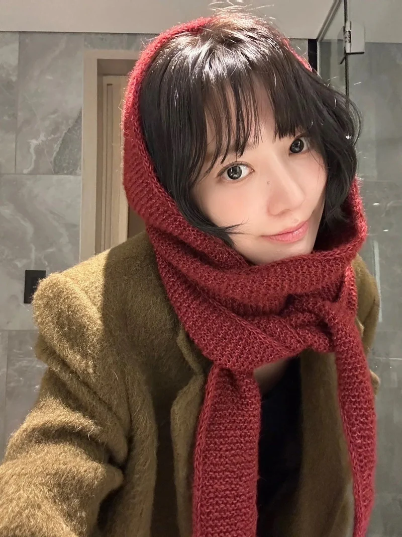 韓娛熱議-Sakura親手編織的連帽圍巾